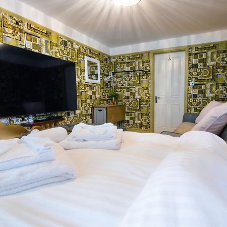 Deluxe 2 Bed Versace Bungalow Hot Tub, Sky Tv, Cinema Screen Saffron Walden Exterior photo