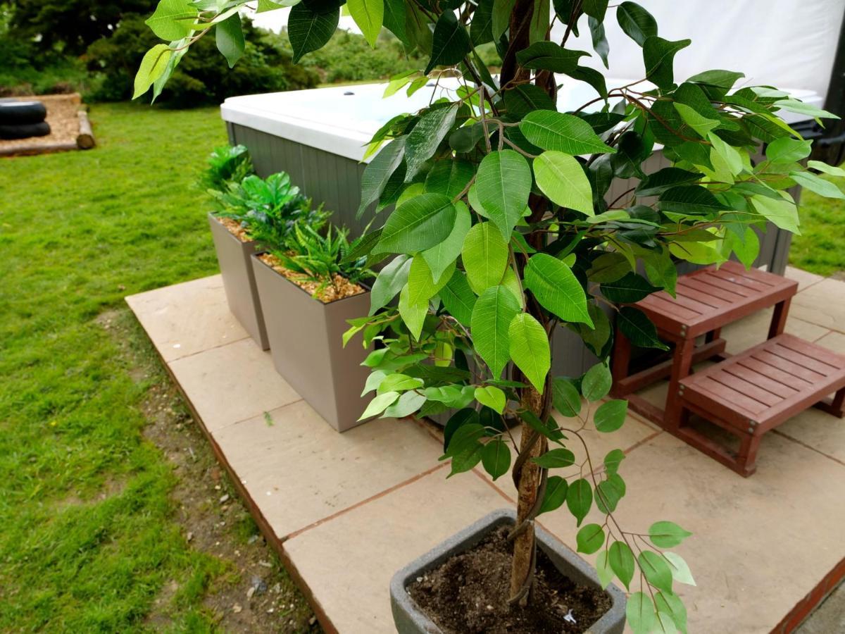 Deluxe 2 Bed Versace Bungalow Hot Tub, Sky Tv, Cinema Screen Saffron Walden Exterior photo