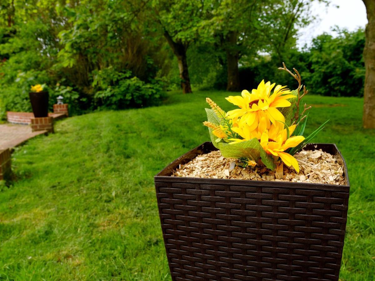 Deluxe 2 Bed Versace Bungalow Hot Tub, Sky Tv, Cinema Screen Saffron Walden Exterior photo