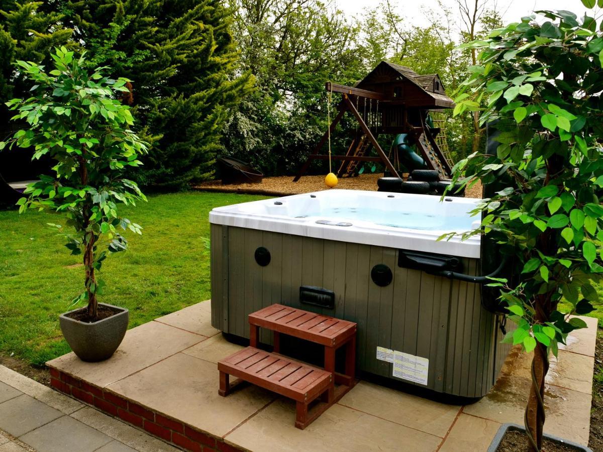 Deluxe 2 Bed Versace Bungalow Hot Tub, Sky Tv, Cinema Screen Saffron Walden Exterior photo