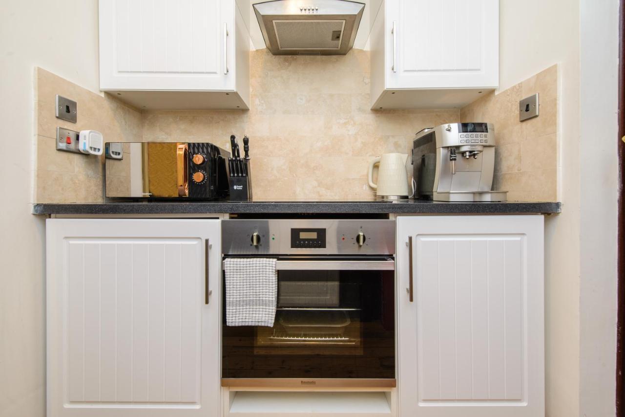 Deluxe 2 Bed Versace Bungalow Hot Tub, Sky Tv, Cinema Screen Saffron Walden Exterior photo