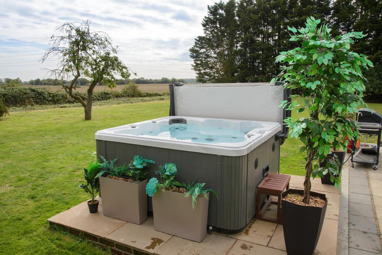 Deluxe 2 Bed Versace Bungalow Hot Tub, Sky Tv, Cinema Screen Saffron Walden Exterior photo