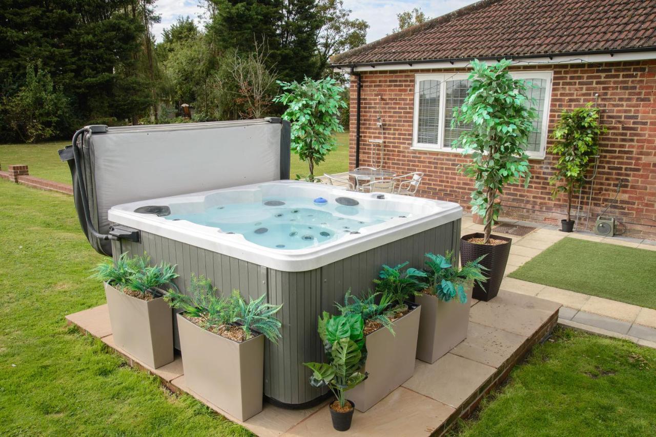 Deluxe 2 Bed Versace Bungalow Hot Tub, Sky Tv, Cinema Screen Saffron Walden Exterior photo