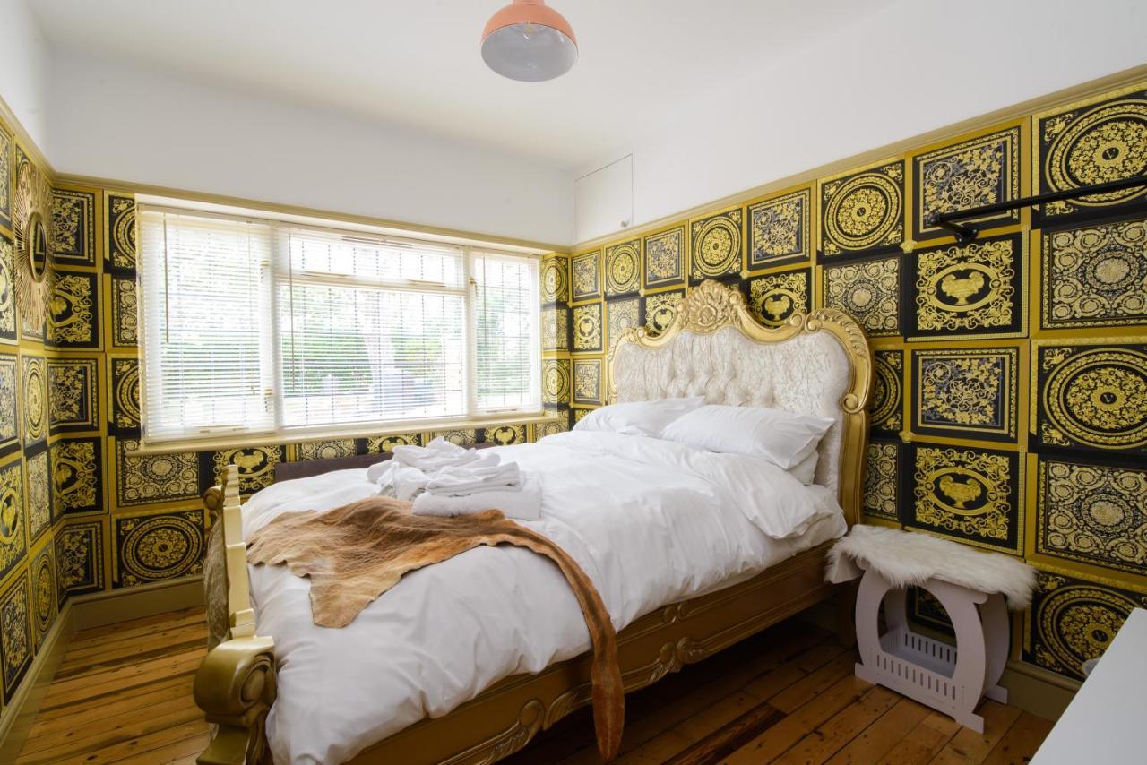 Deluxe 2 Bed Versace Bungalow Hot Tub, Sky Tv, Cinema Screen Saffron Walden Exterior photo