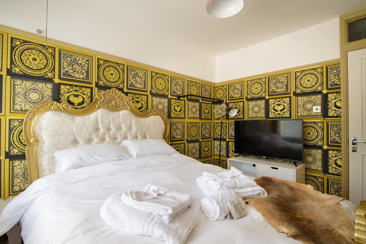 Deluxe 2 Bed Versace Bungalow Hot Tub, Sky Tv, Cinema Screen Saffron Walden Exterior photo