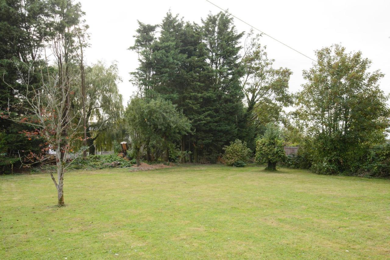 Deluxe 2 Bed Versace Bungalow Hot Tub, Sky Tv, Cinema Screen Saffron Walden Exterior photo