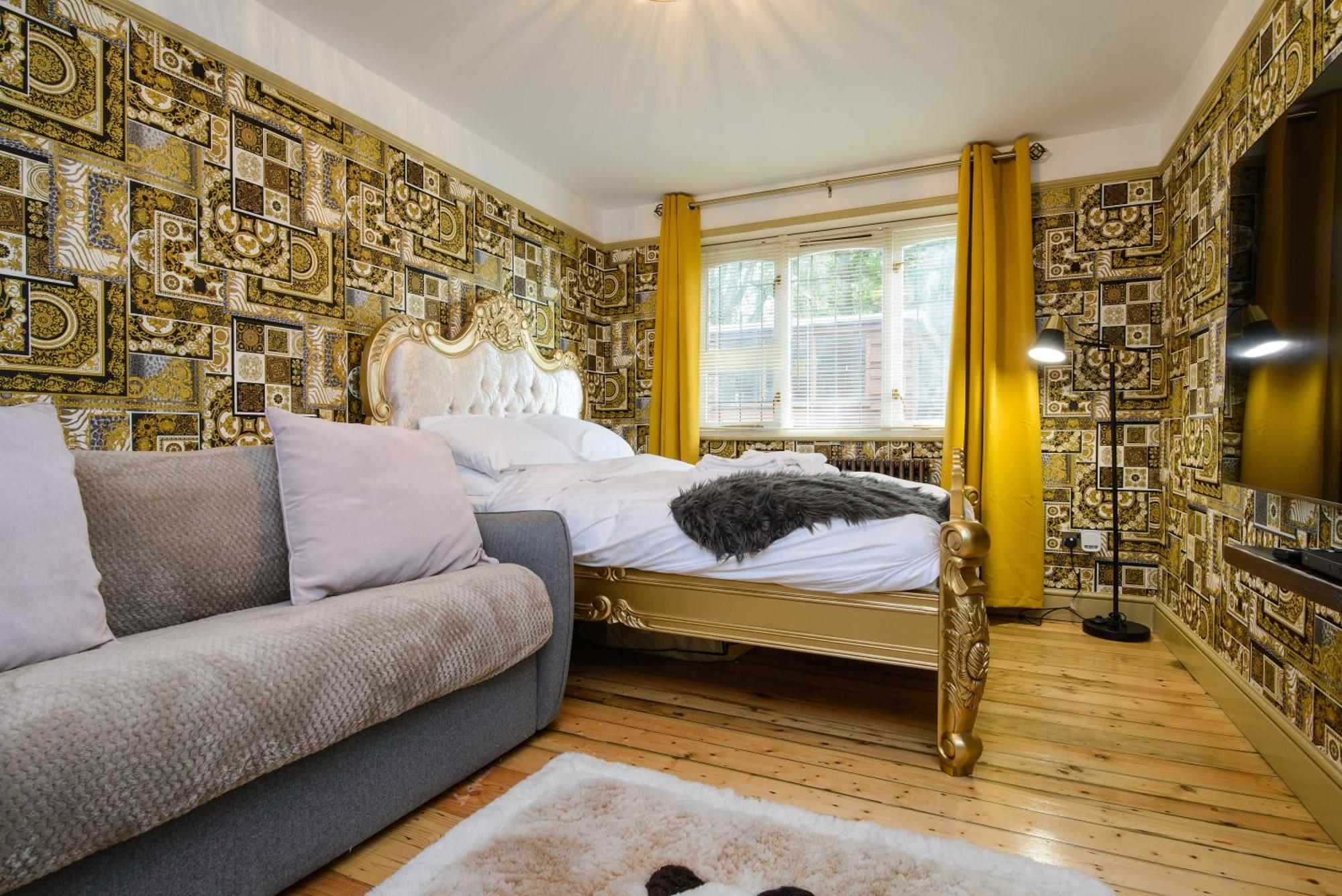 Deluxe 2 Bed Versace Bungalow Hot Tub, Sky Tv, Cinema Screen Saffron Walden Exterior photo